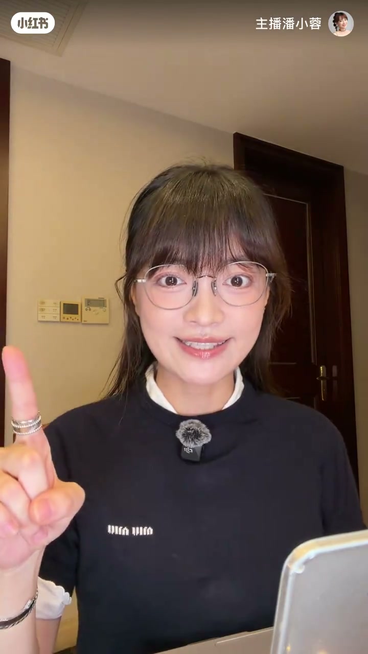 微笑举手示意一，讲解逻辑词替换